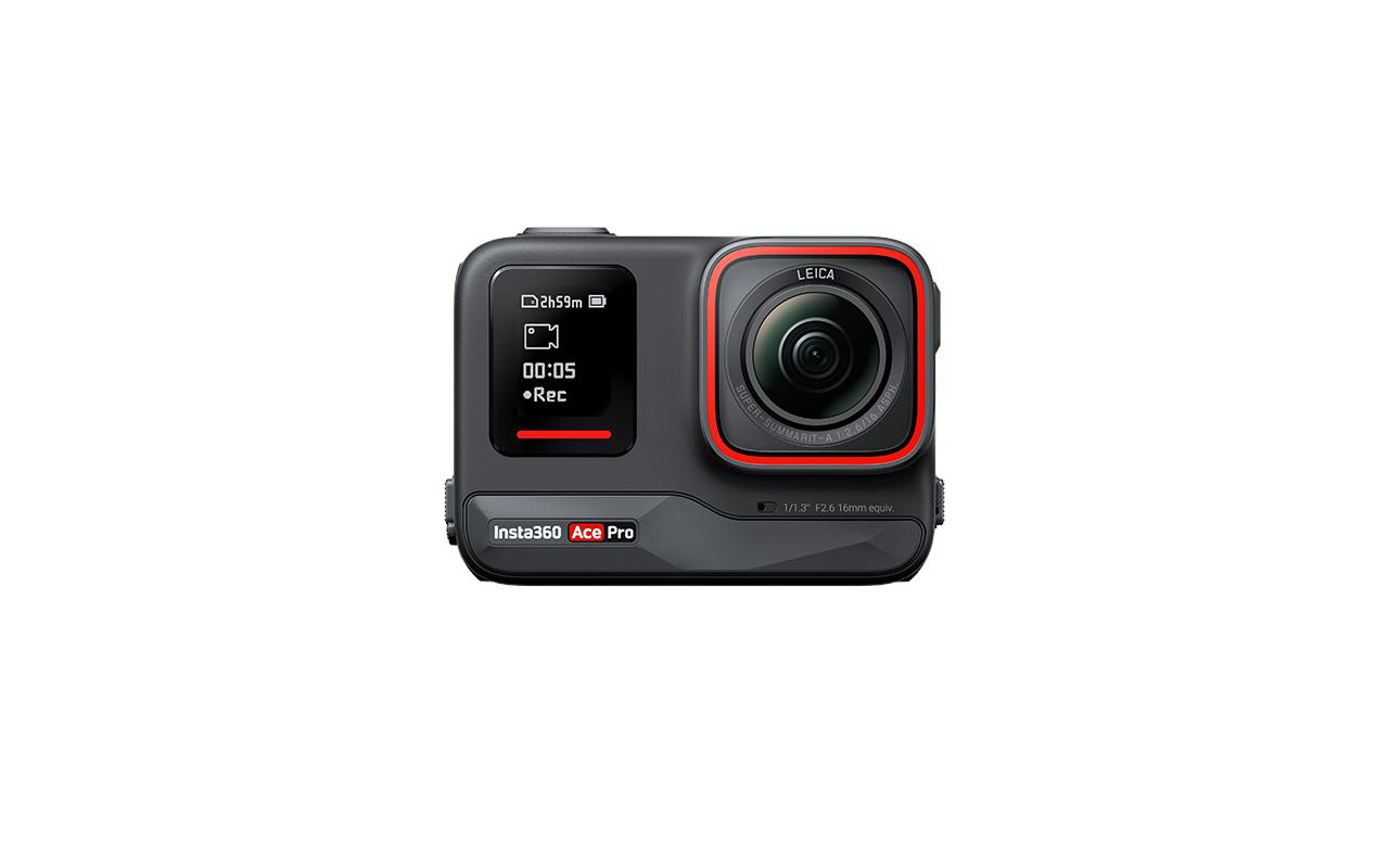 Schwarze Insta360 Ace Pro Kamera. Objektiv, Bildschirm und Tasten. Roter Ring um Objektiv.