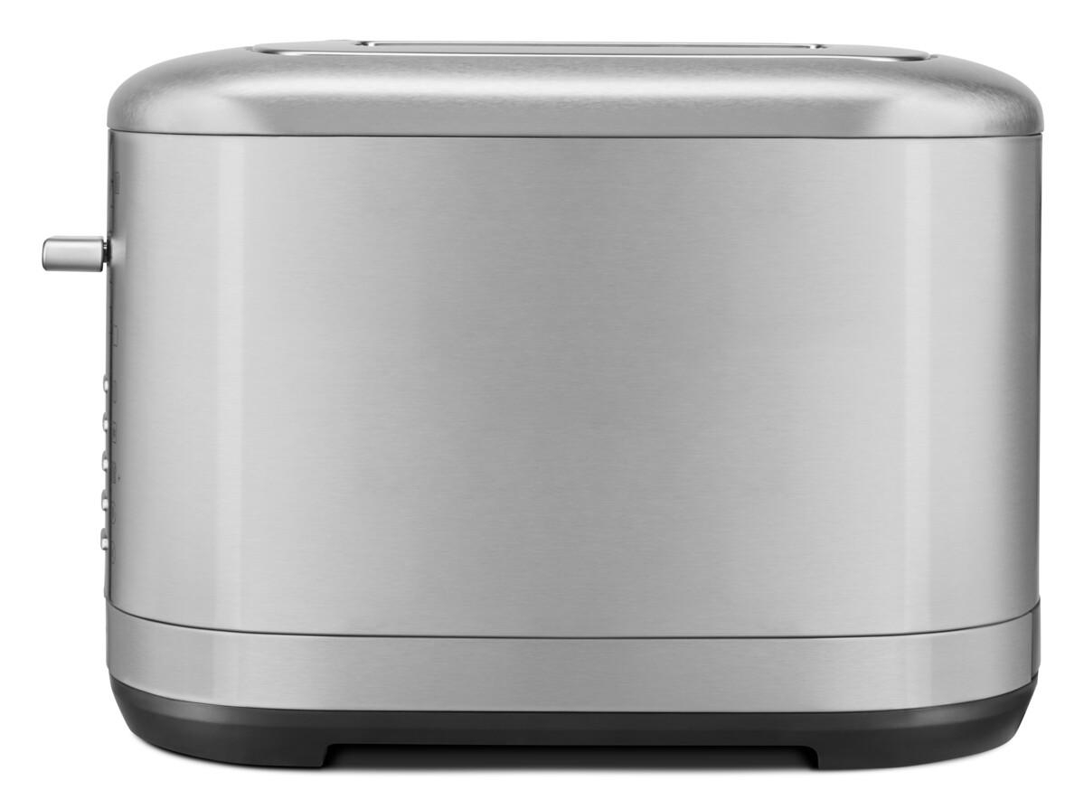 Ein silberner, rechteckiger Toaster mit einem Hebel auf der linken Seite.