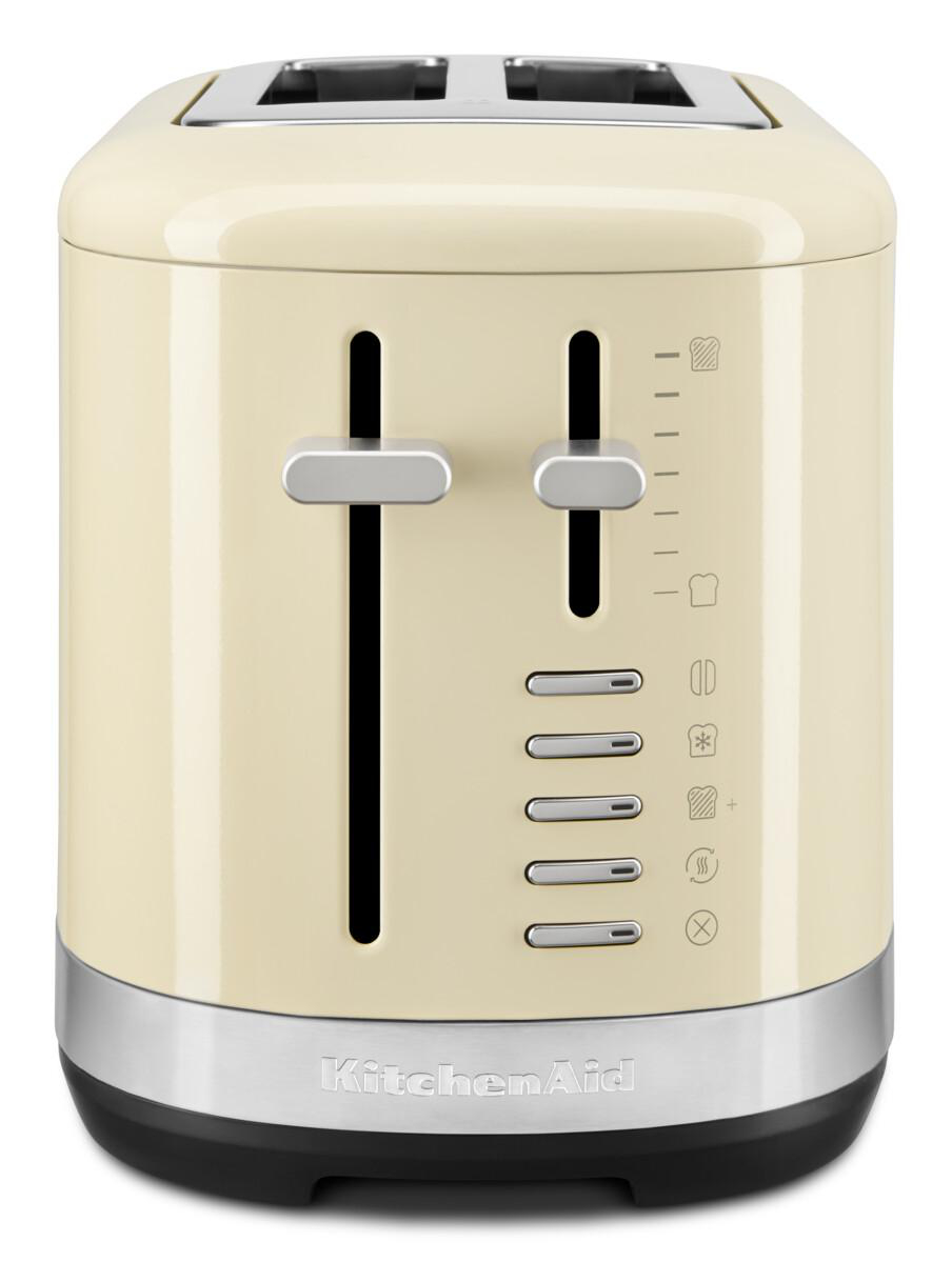 Cremefarbener KitchenAid-Toaster mit zwei Schlitzen und Bedienelementen. Silberne Akzente.