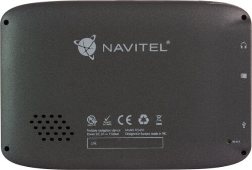 Tył czarnego urządzenia nawigacyjnego z przyciskami, logo i informacjami o produkcie.