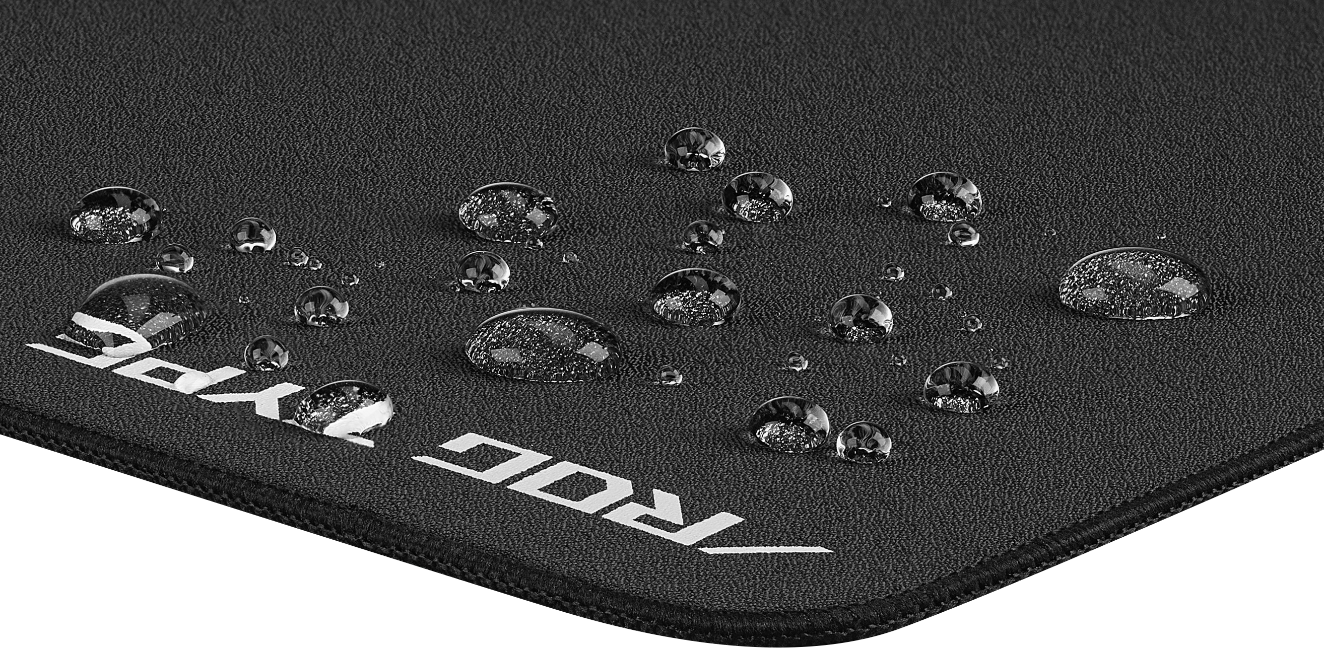 Un tapis de souris noir avec le texte ROG TYPE et des gouttelettes d'eau.