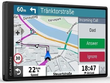 Nawigacja Garmin pokazuje mapę z trasą, prędkością i połączeniem od Taty. Odbierz lub Zignoruj.