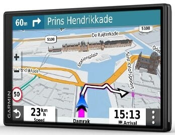 Urządzenie nawigacyjne Garmin pokazujące mapę z trasą, prędkością i czasem przyjazdu.