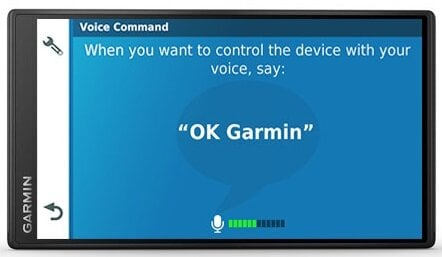 Ekran urządzenia Garmin wyświetla polecenie głosowe "OK Garmin".