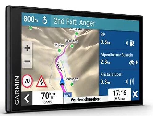 Urządzenie nawigacyjne GPS Garmin wyświetlające mapę ze szczegółami dróg i informacjami nawigacyjnymi.