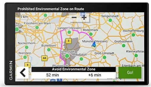 Ekran nawigacji GPS pokazujący mapę z trasą i tekstem: Unikaj strefy środowiskowej.
