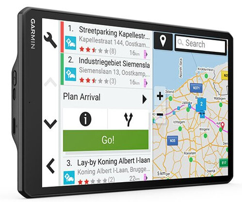 Ekran urządzenia GPS Garmin pokazujący nawigację z mapą, trasą i POI, w czarnym urządzeniu.