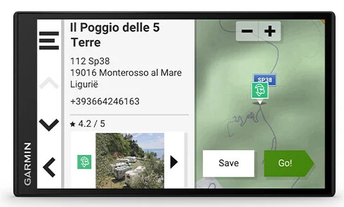 Ekran nawigacji wyświetlający mapę. Tekst i ikony dla miejsca, przyciski zapisz i idź.