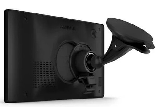 Tył czarnego urządzenia GPS Garmin z uchwytem z przyssawką.