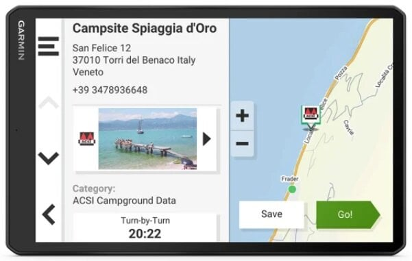 Urządzenie nawigacji GPS. Wyświetla mapę z trasą. Pokazuje zdjęcie plaży i lokalizację kempingu.