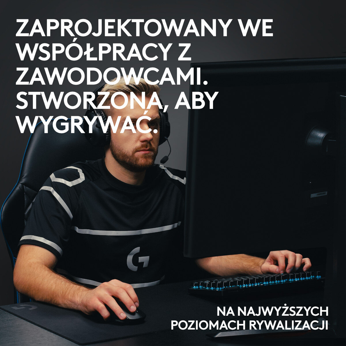 Mężczyzna w zestawie słuchawkowym, patrzący na ekran komputera z tekstem po polsku.