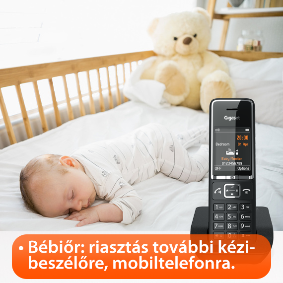 Egy baba alszik az ágyban egy macival. A telefonon a 'Baby Monitor' felirat látható. A szöveg szerint: 'Baby Monitor: riasztás a kiegészítő kézibeszélőre, mobiltelefonra'.