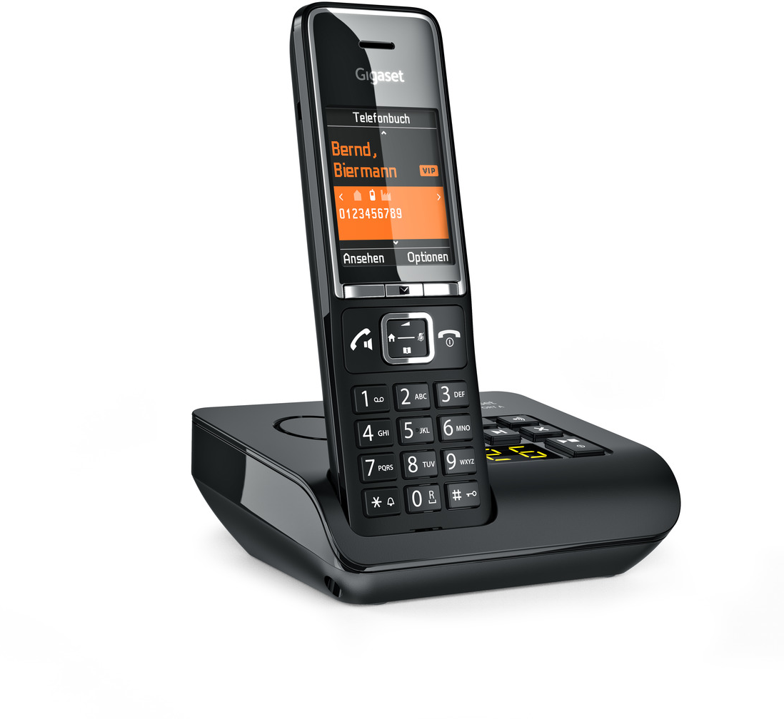 Fekete Gigaset telefon egy alapon. A képernyőn a kapcsolattartási adatok láthatók. Fehér háttér.