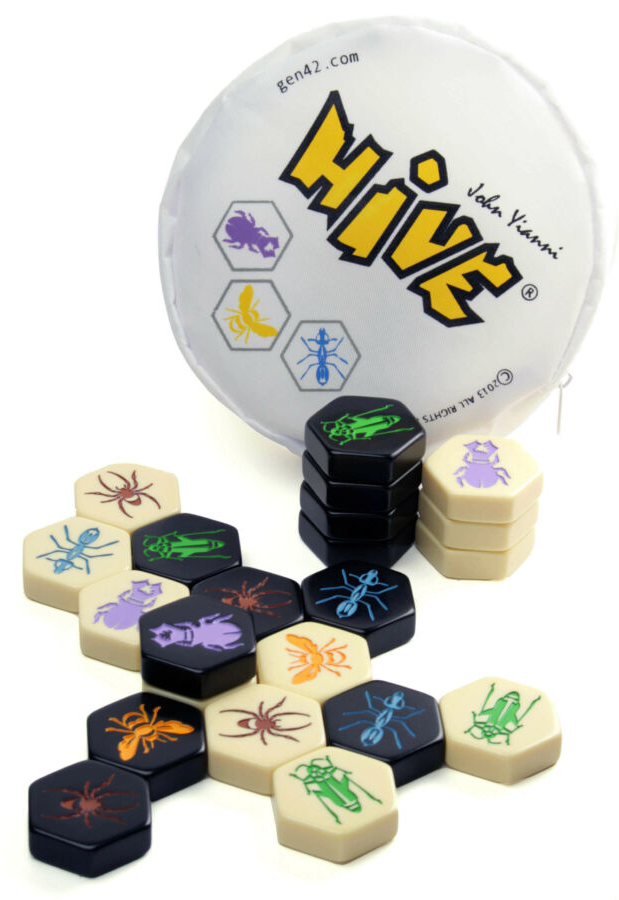Hive játékelemek fehér táskával, különböző rovarformákat és színeket mutatva.