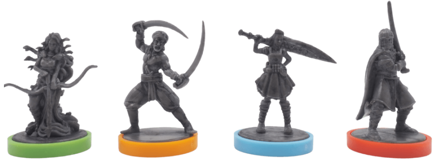 Négy szürke miniatűr figura színes talapzaton, társasjáték karakterek.