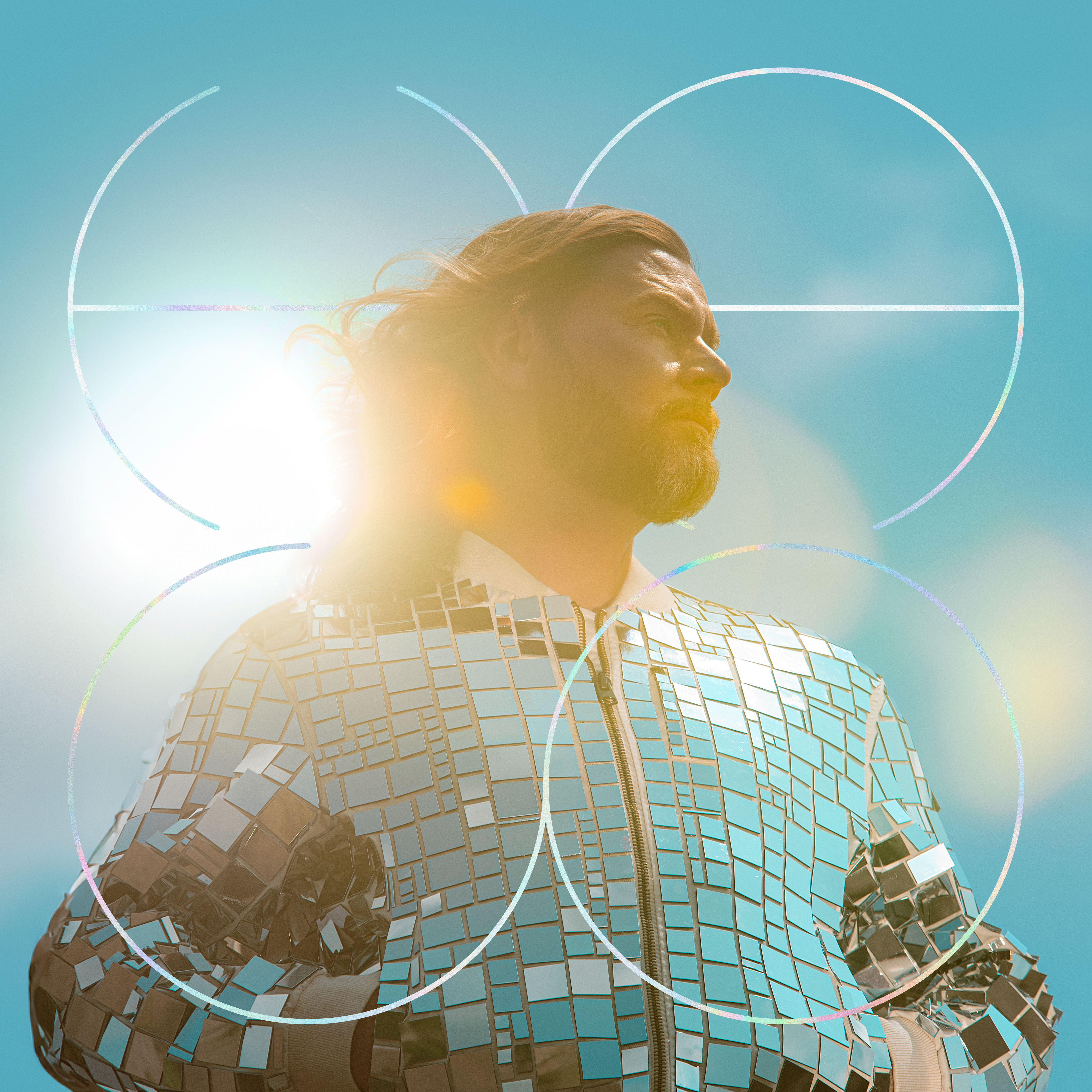 Mann in reflektierender Jacke vor hellem blauen Himmel und Sonne.