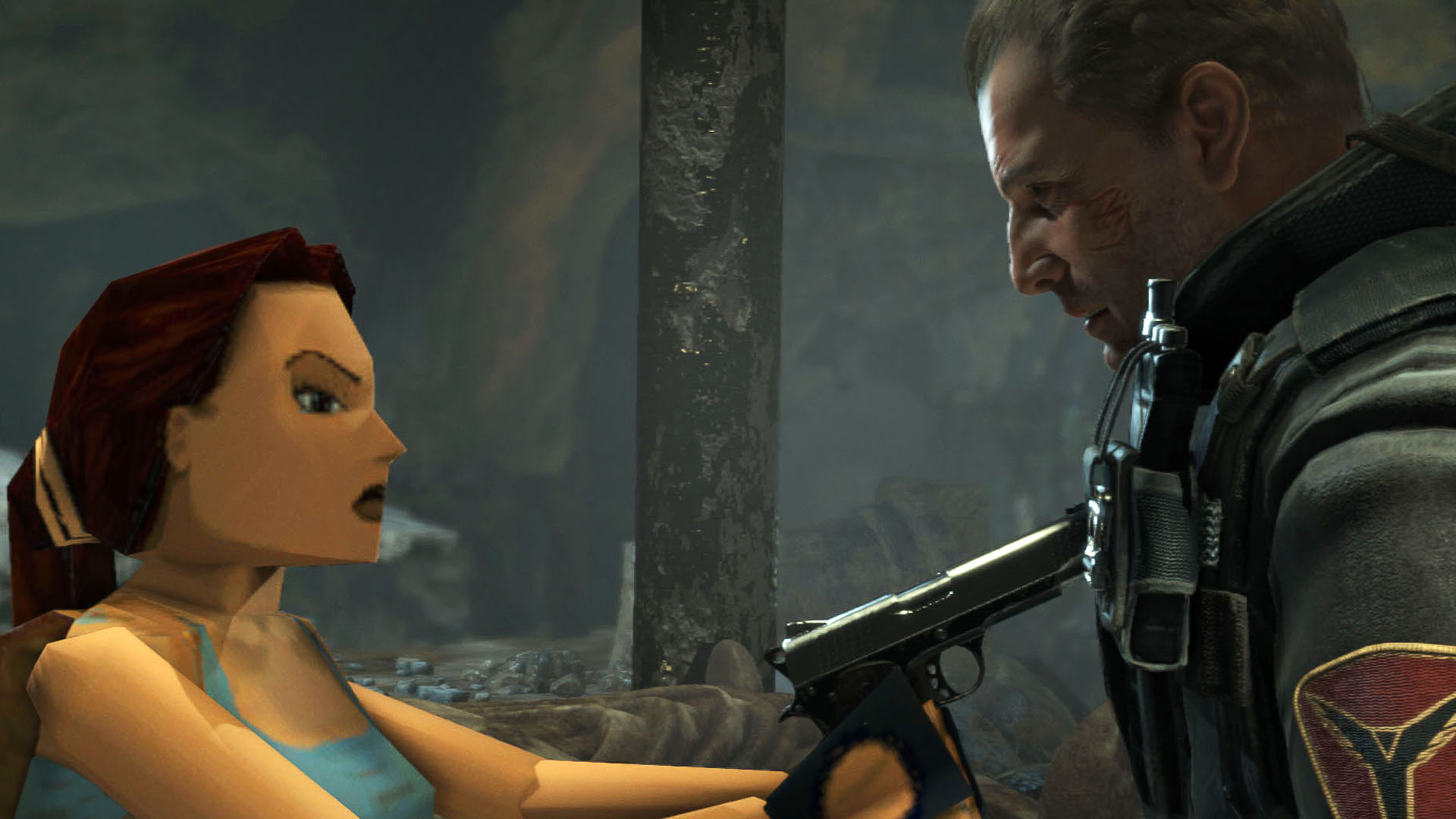 Lara Croft steht einem Mann mit Waffe gegenüber, Szene aus einem Videospiel, in dunkler Höhlenumgebung.