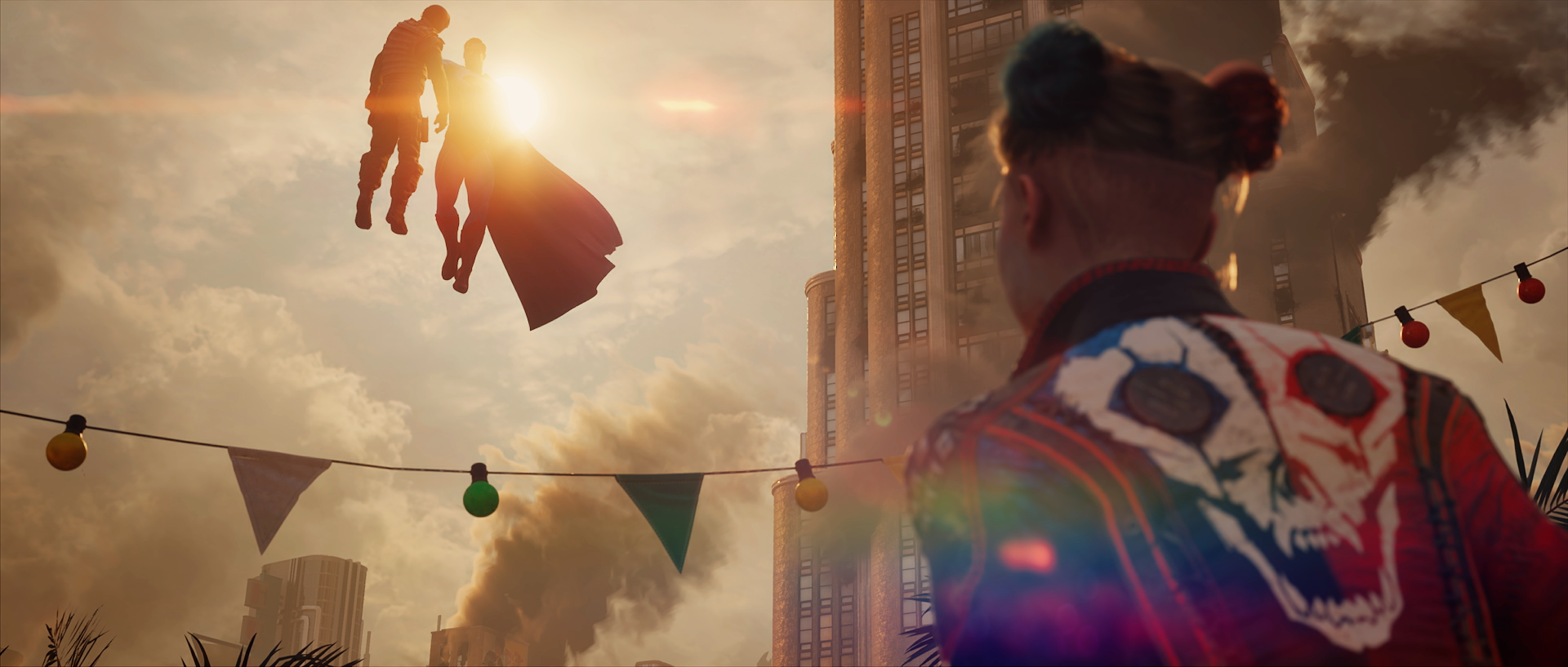 Harley Quinn blickt auf zwei im Himmel fliegende Personen. Gebäude und Rauch sind im Hintergrund.