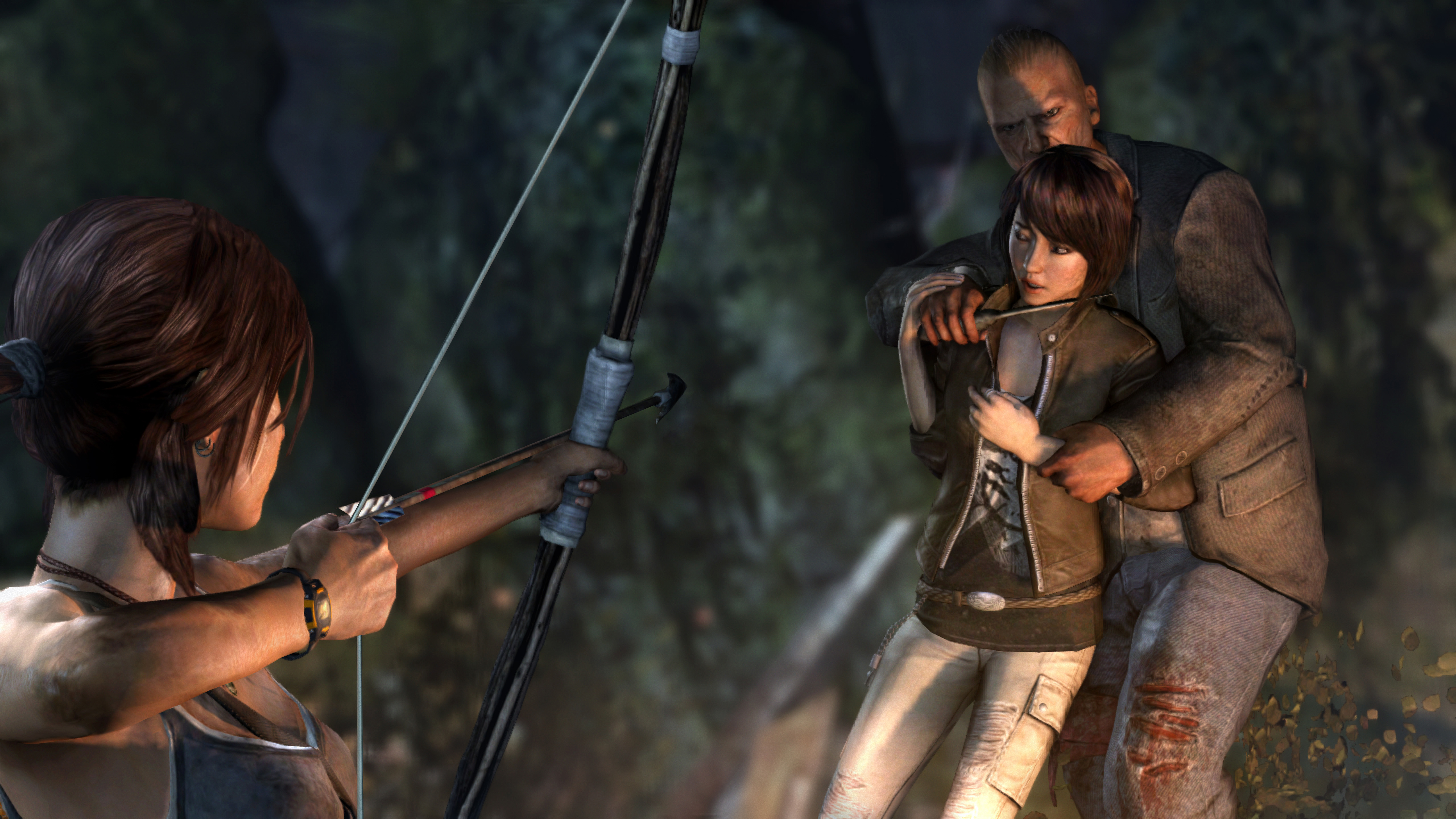 Lara Croft zielt mit Pfeil und Bogen auf einen Mann, der eine Frau hält, im Waldhintergrund.