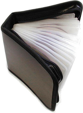 Czarny i szary futerał na płyty CD jest częściowo otwarty. Wewnątrz widoczne są białe koszulki na płyty CD. Etui leży na białej powierzchni.