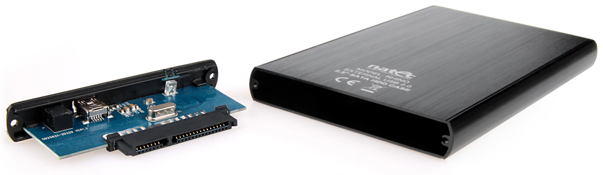 Czarna obudowa dysku twardego zewnętrznego i płytka drukowana, ułożone na białej powierzchni.