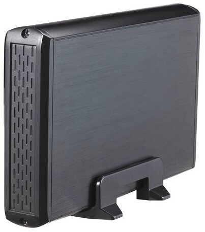 Czarna obudowa zewnętrznego dysku twardego ze stojakiem. Ma żebrowaną stronę dla wentylacji. Powierzchnia jest szczotkowana.