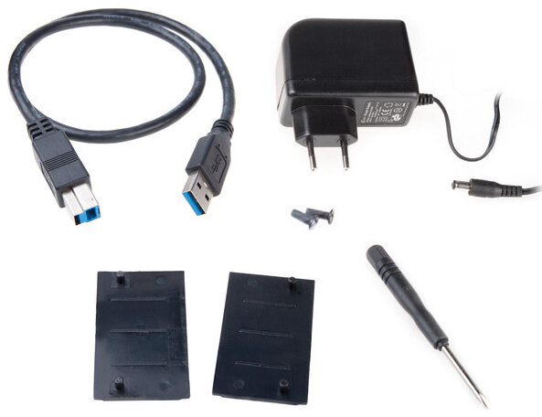 Elementy urządzenia elektronicznego, w tym kable, adapter i śruby.