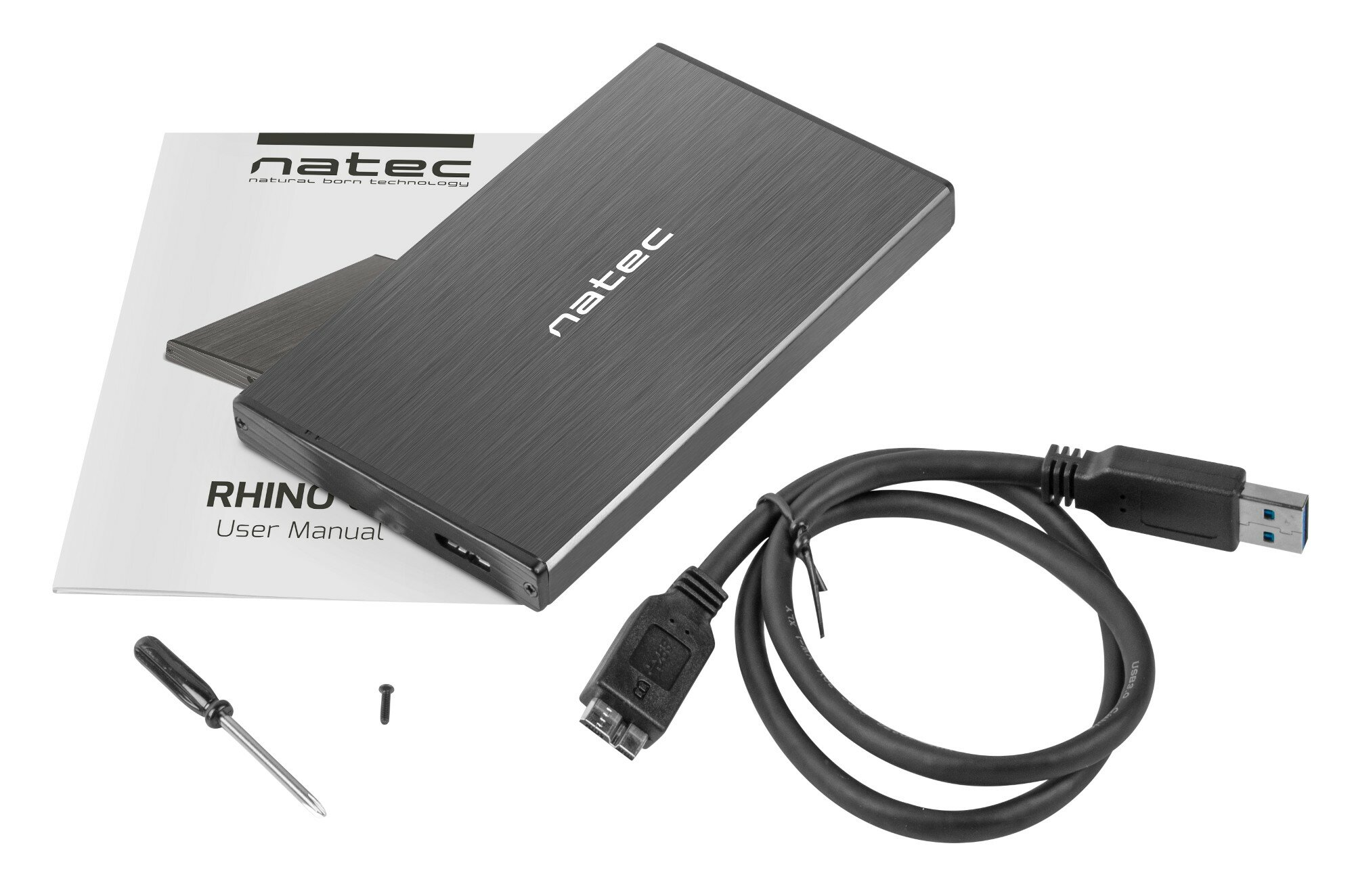 Czarny zewnętrzny dysk twardy Natec Rhino z akcesoriami, na białej powierzchni.