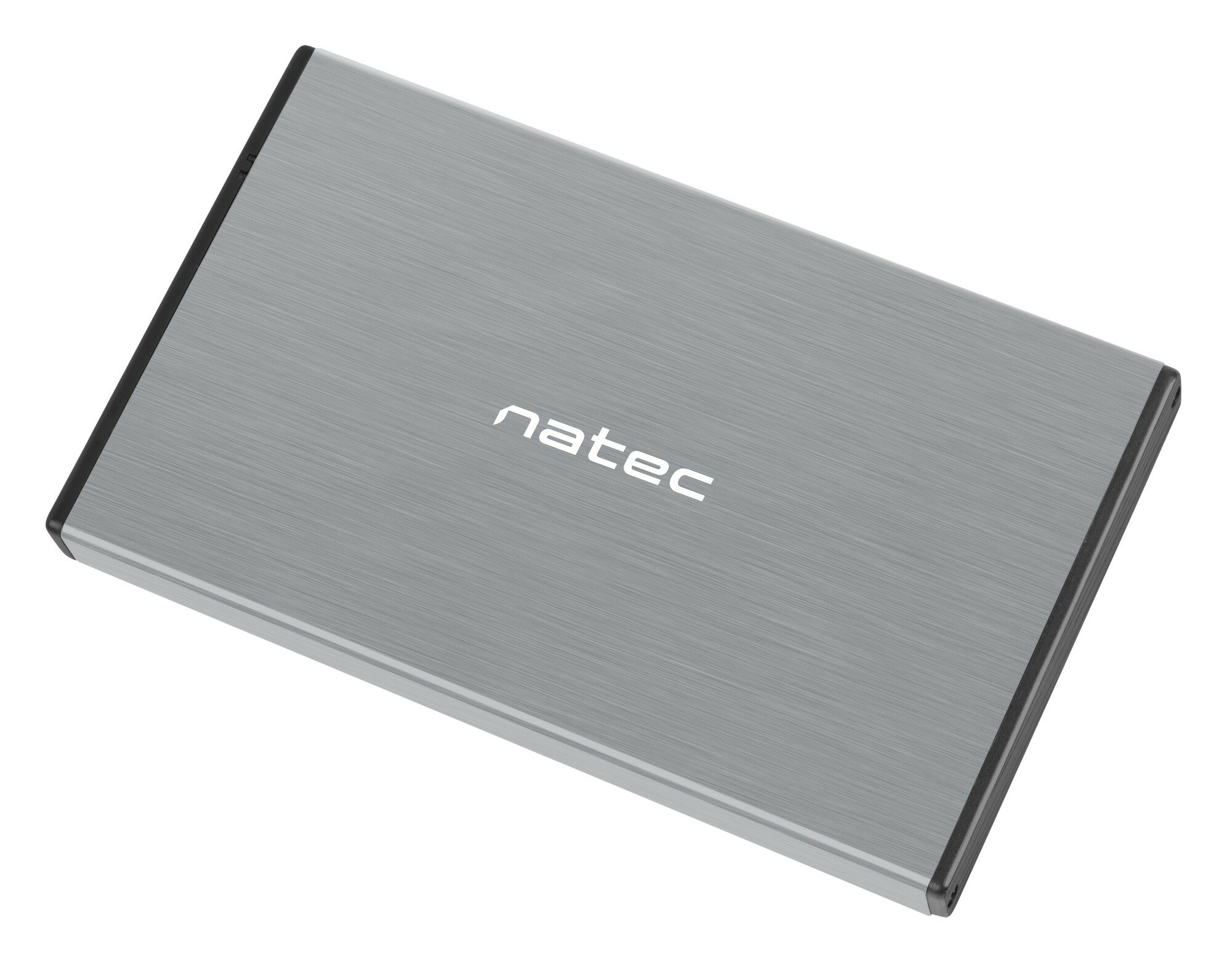 Srebrny dysk twardy zewnętrzny Natec leży na białej powierzchni. Nazwa marki jest wydrukowana na górze.