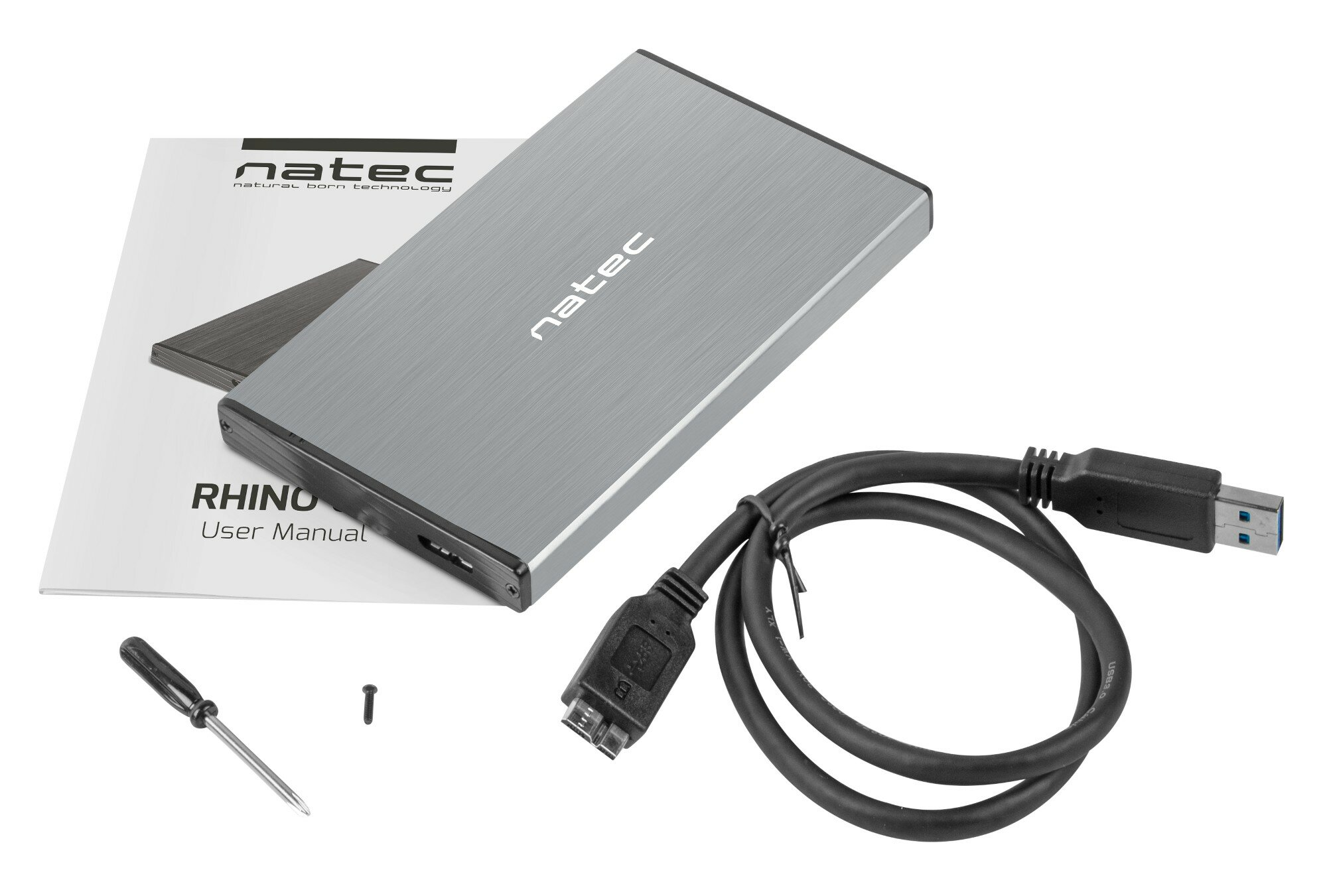 Srebrny dysk zewnętrzny, kabel, śrubokręt, śruba i instrukcja obsługi na białym tle.