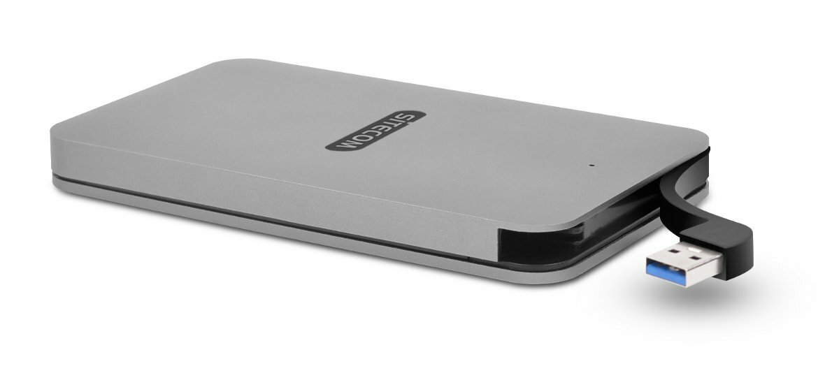 Srebrny zewnętrzny dysk twardy z podłączonym kablem USB.