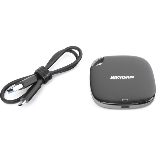 Siyah harici sabit disk ve siyah bir USB kablosu.