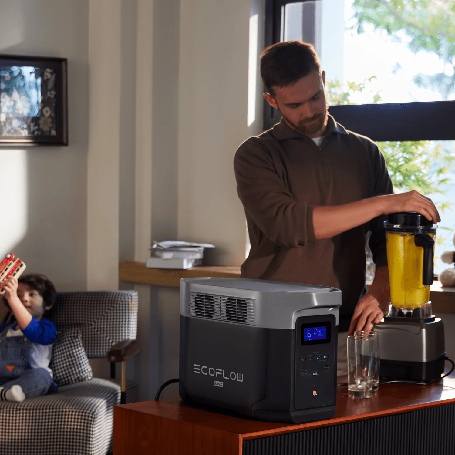 Uomo che frulla un liquido giallo, con un bambino che guarda, e un dispositivo EcoFlow Max.
