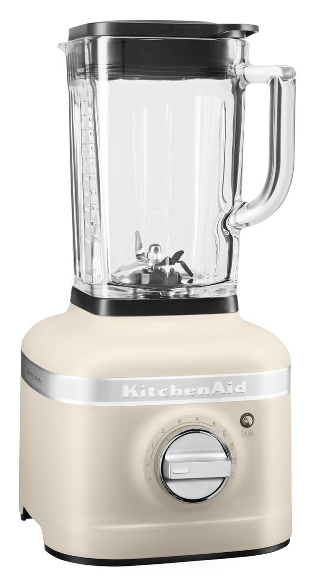 Cremefarbener KitchenAid-Blender mit Glaskrug, schwarzem Deckel und Drehregler.