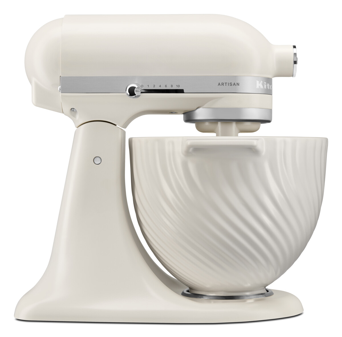 Cremefarbener KitchenAid-Küchenmixer mit weißer Schüssel. Drehknopf auf Null gestellt.