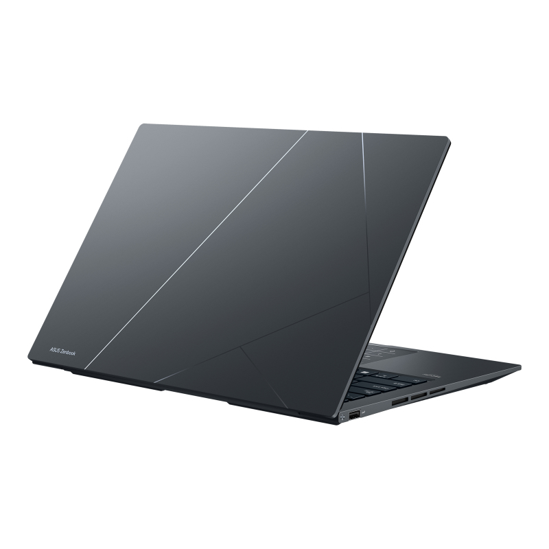 Una computadora portátil de color oscuro está abierta en ángulo, mostrando la parte posterior con un diseño.