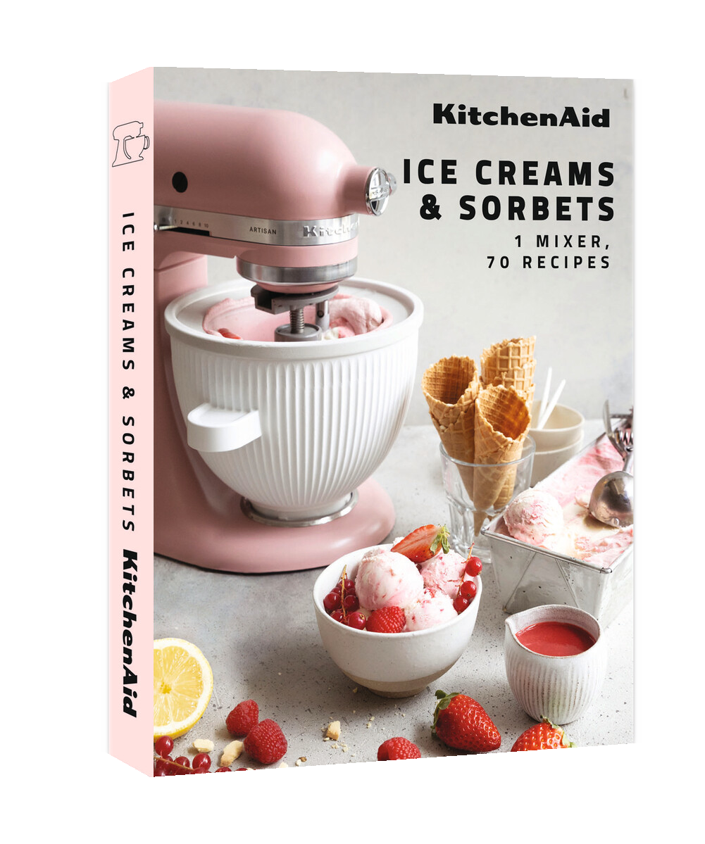 KitchenAid Kochbuch mit einem rosa Standmixer, Eis und Erdbeeren.