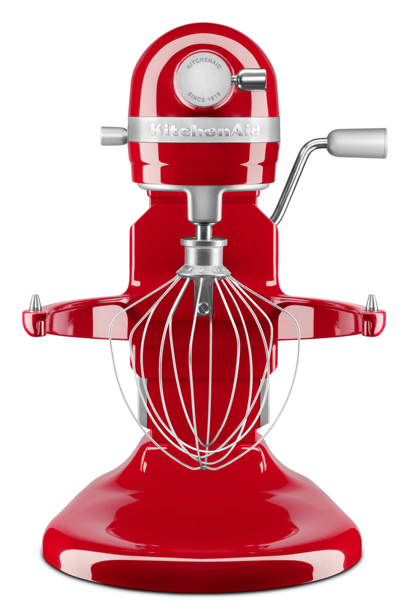 Roter KitchenAid Küchenmixer. Silberne Details, roter Sockel, weißer Hintergrund. Schneebesenaufsatz.