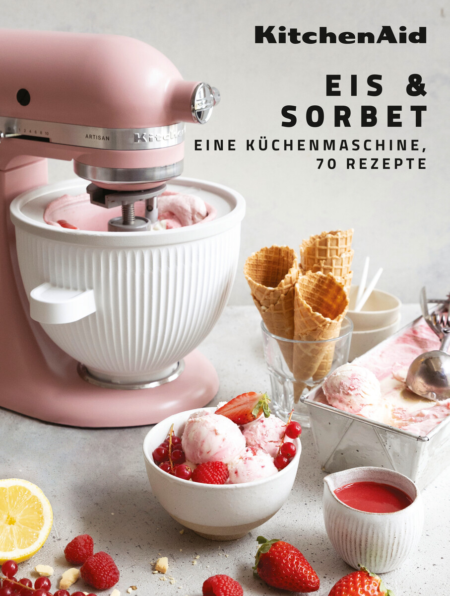 Pinkfarbener KitchenAid-Mixer mit Eiscreme und Zutaten auf einem Tisch.