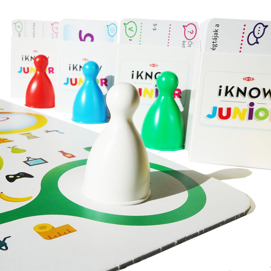iKnow Junior játék játékelemekkel és kártyákkal fehér felületen.