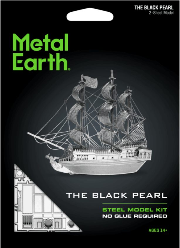 Egy Metal Earth modellkészlet a The Black Pearl kalózhajóhoz. A dobozon a hajó képe és utasítások találhatók.