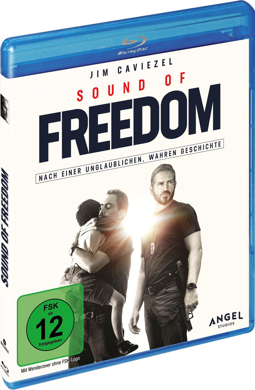 Blu-ray-Disc-Cover mit einem Mann, der ein Kind umarmt, und einem Mann mit einer Waffe. Titel: Sound of Freedom.