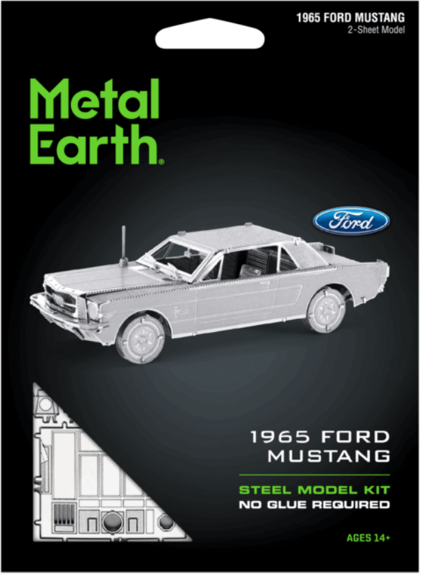 Metal Earth 1965 Ford Mustang modellkészlet. Ezüst autómodell fekete háttéren.