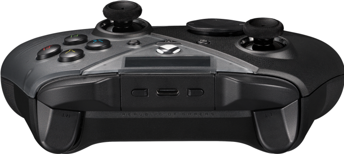 Schwarzer und grauer Videospiel-Controller mit Knöpfen und Joysticks.