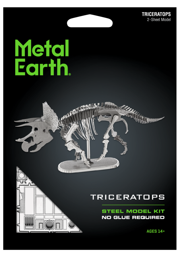 Metal Earth Triceratops modellkészlet, összeállított dinoszaurusz csontváz fekete háttéren.