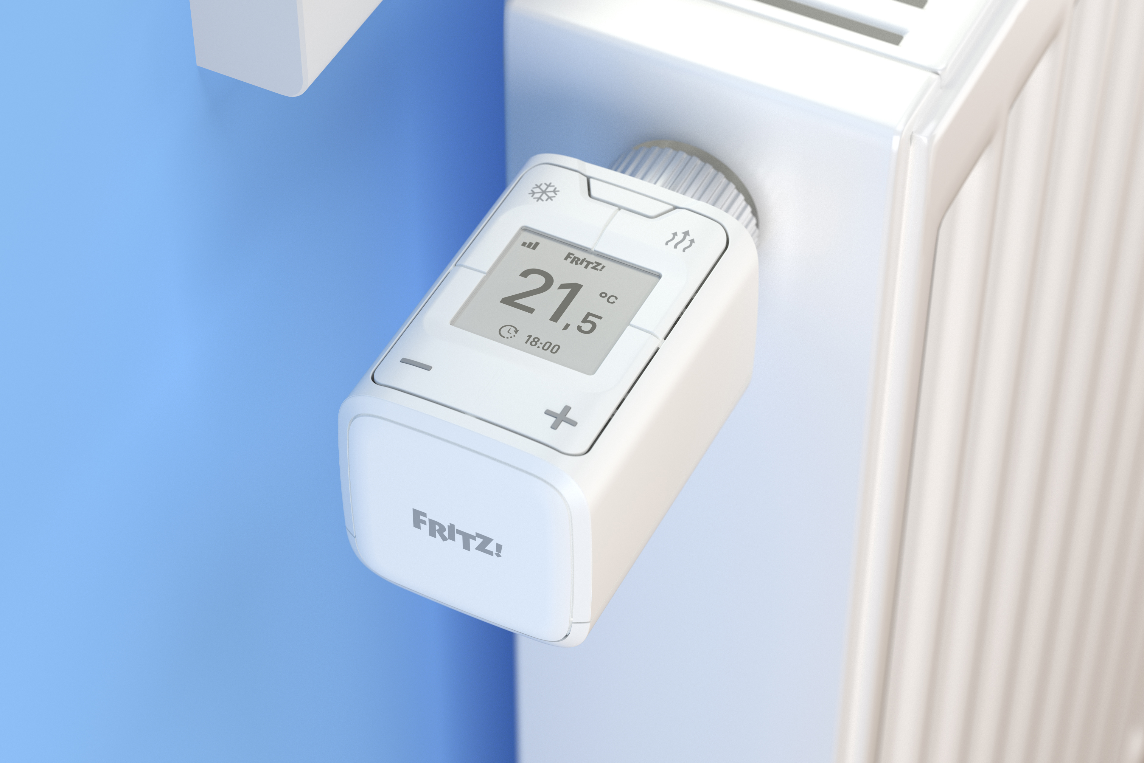 Smart-Thermostat, weiß, an einem Heizkörper montiert. Zeigt Temperatur und Uhrzeit. Fritz!-Logo sichtbar.