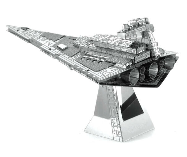 Egy ezüst fém Star Destroyer modellhajó egy állványon.