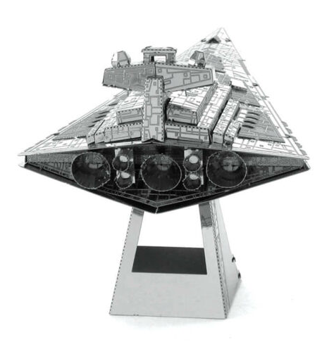Fém modell Star Destroyer-ről egy állványon, bonyolult részletekkel.