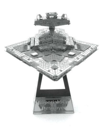 Fém Imperial Star Destroyer modell fehér felületen, Star Wars űrhajó.