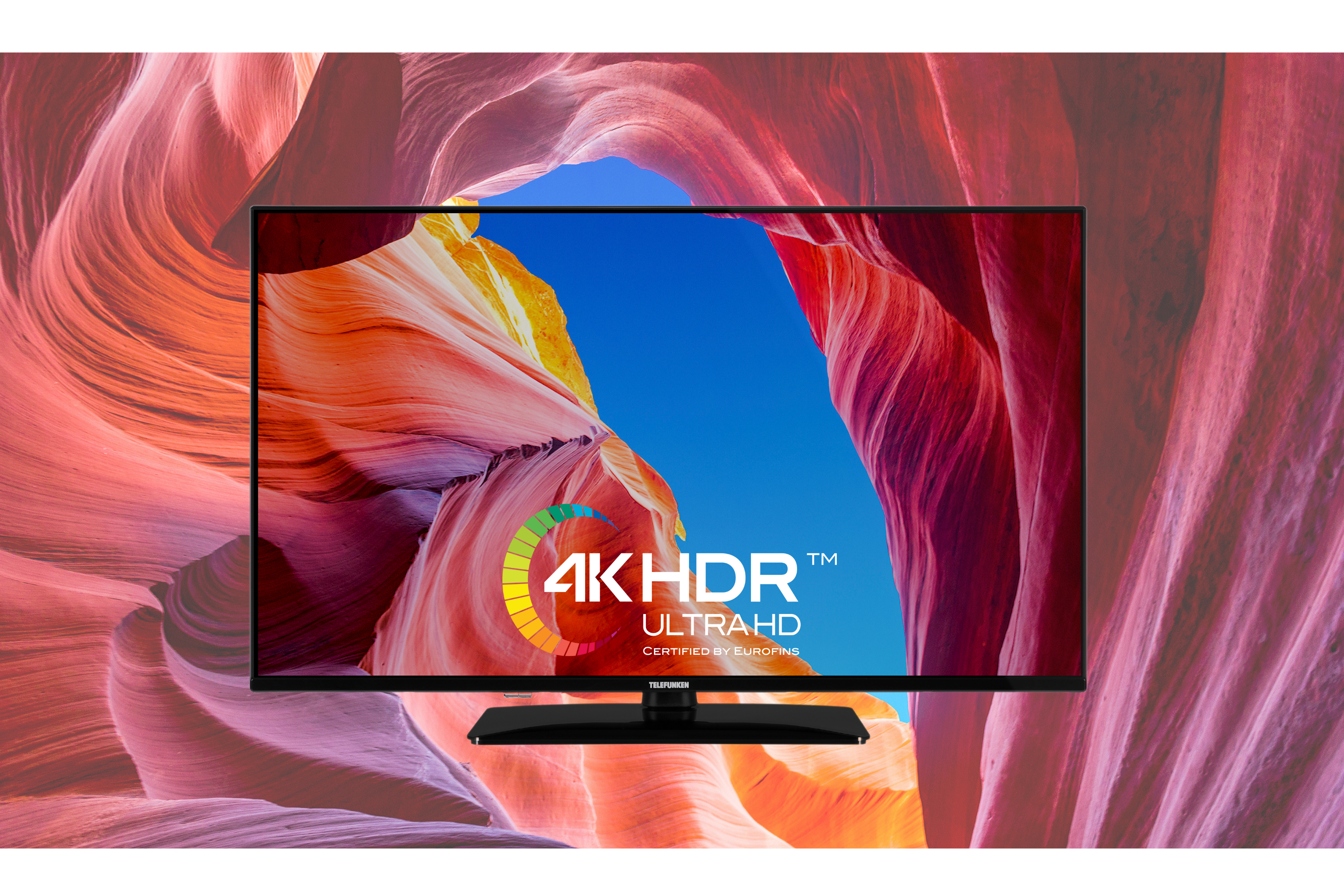 Ein Flachbildfernseher zeigt eine Landschaftsszene. Der Fernseher steht auf einem schwarzen Ständer, mit farbigem Hintergrund.